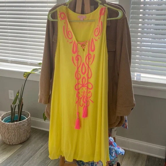 Lilly Pulitzer dress size small dress does have a few marks please see pics - Picture 1 of 5